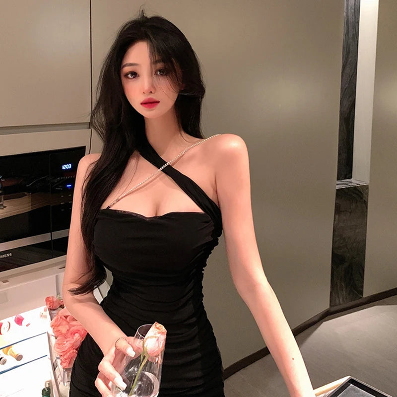 ホルターネック×プリーツデザインのボディコンミニワンピース