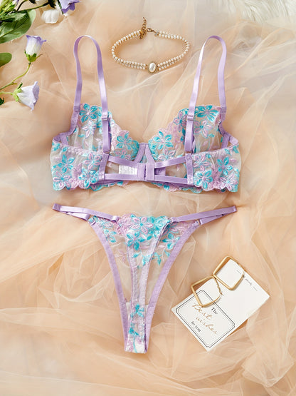 刺繍レースが際立つ大人ランジェリー2点セット