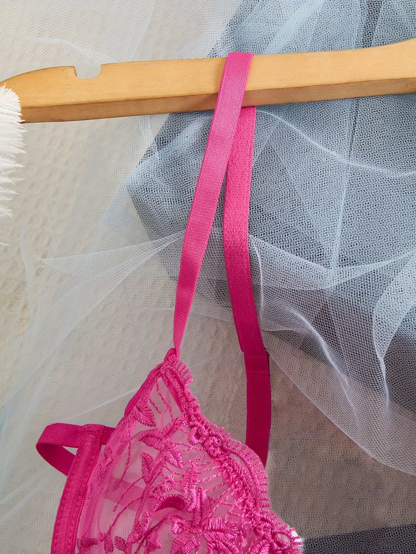 ホローデザイン×フィットシルエットのブラ＆ショーツランジェリー2点セット