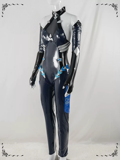 レザー調素材×ジャンプスーツ構造のコスプレコスチューム