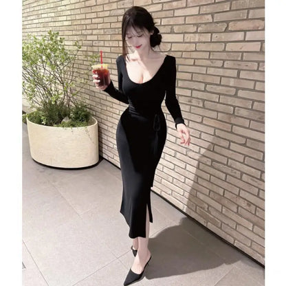 Uネック×ベルト付きのニットロングボディコンワンピース
