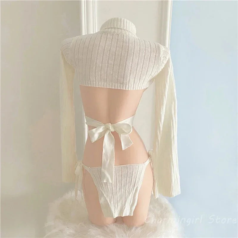 タートルネック×フロント開きデザインのニットランジェリートップス