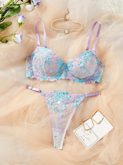 刺繍レースが際立つ大人ランジェリー2点セット