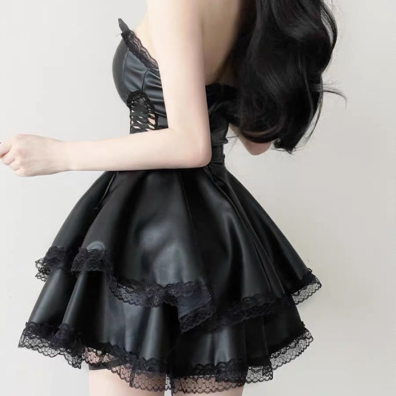 レザー風サイド編み上げの黒ワンピース