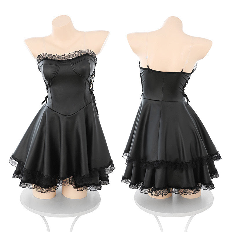 レザー風サイド編み上げの黒ワンピース