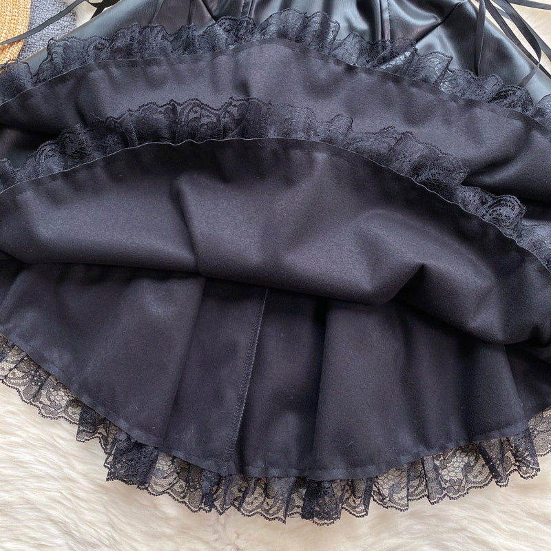 レザー風サイド編み上げの黒ワンピース