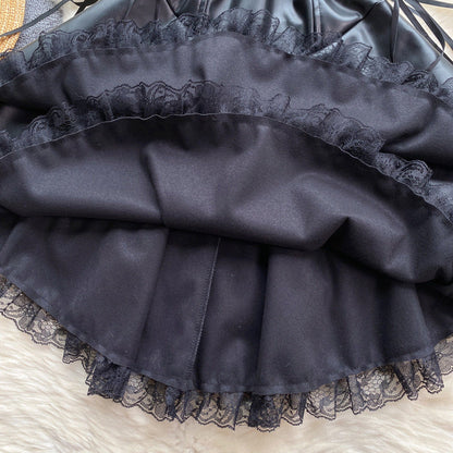 レザー風サイド編み上げの黒ワンピース